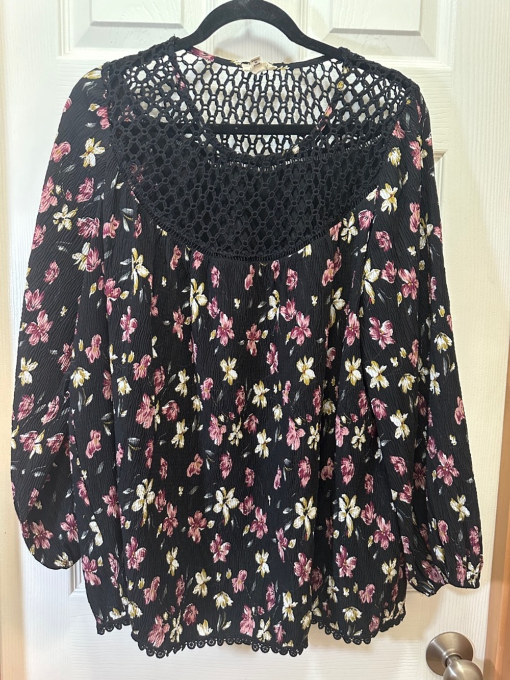 POL Black Floral Crochet-Yoke Blouse🔝